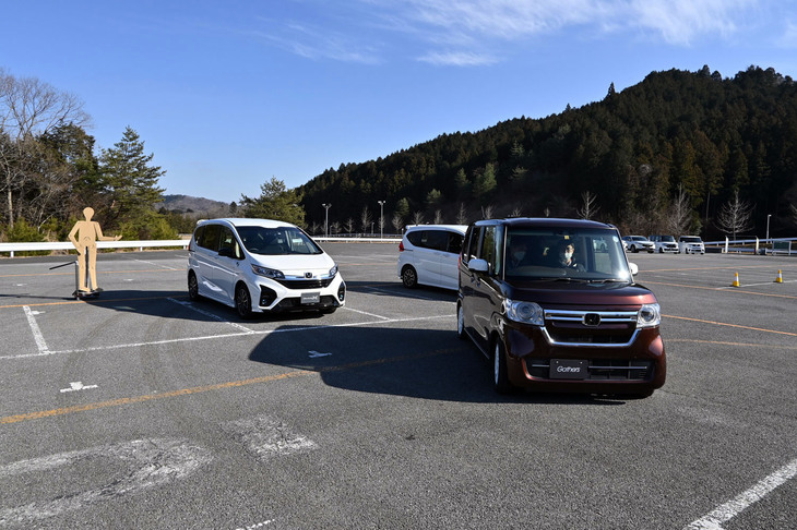 「ギャザズ」のバックカメラに付与された機能「リアカメラdeあんしんプラス3」を「N-BOX」で試す。