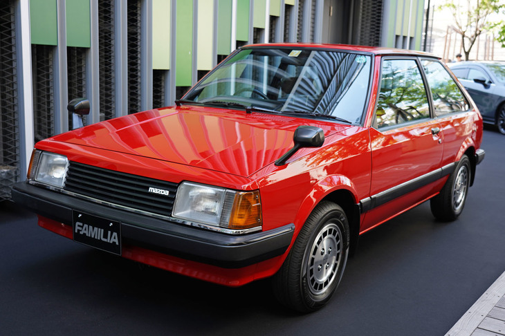続いて現れたのは5代目「ファミリア」。日本カー・オブ・ザ・イヤーの第1回受賞車である。