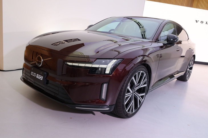 「ES90」には、リアモーター搭載の2WD車と前後計2基のモーターで駆動する4WD車がラインナップされる。