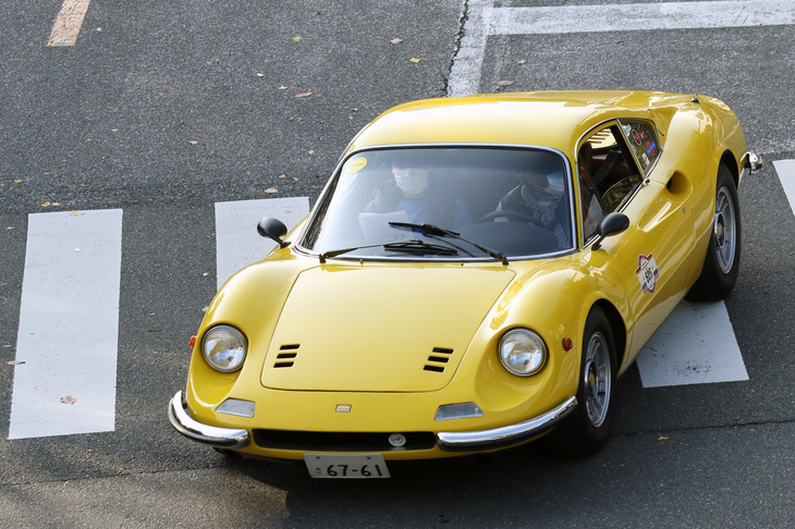 鮮やかなイエローの「ディーノ246GT」。5ナンバー規格に収まるコンパクトなボディーに、後に「ランチア・ストラトス」にも使われた2.4リッターV6 DOHCエンジンをミドシップする。