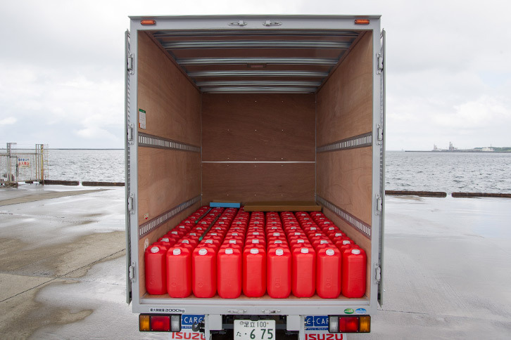 「ハイキャブ ショートボディー ドライバン」の荷台には、積載時の車両の挙動や乗り心地を再現するため、重りとして水の入ったポリタンクが積まれていた。