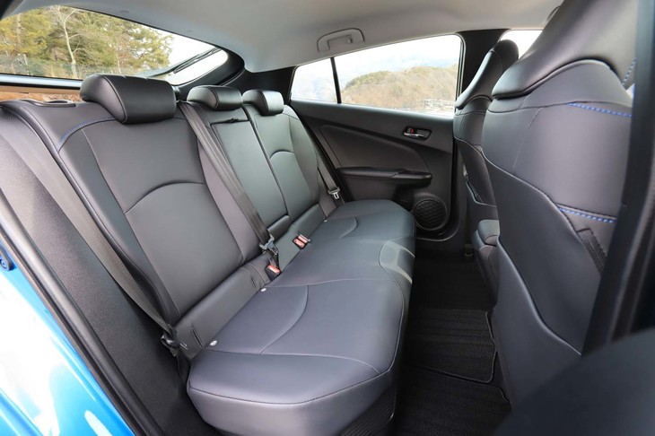 「A“ツーリングセレクション”」では、シート表皮に合成皮革を採用。リアのセンターアームレストにはカップホルダーが2つ備わる。