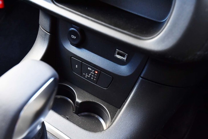 シフトレバーの前方にはカップホルダーやシフトポジションのインジケーター、アクセサリー用ソケットなどが配置される。