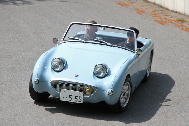 イギリスではFlog Eye（カエルの目）、アメリカではBug Eye（虫の目）、そして日本ではカニ目と俗称される1959年「オースチン・ヒーレー・スプライトMk1」。