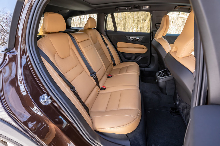 後席の背もたれは、60：40の分割可倒機構のほか、スキーホールも備えている。「T5 AWDプロ」の場合は「プラスパッケージ」を選択すると、後席にもヒーターが装備される。