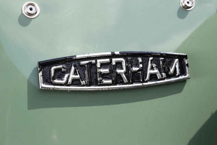 ロータスのいちディーラーだったケータハムカーズが、「セブン」の製造権を取得したのは1973年のこと。以来、工場や本社の移転、経営者の交代など、さまざまな紆余（うよ）曲折を経ながら、今日でもセブンの生産を続けている。