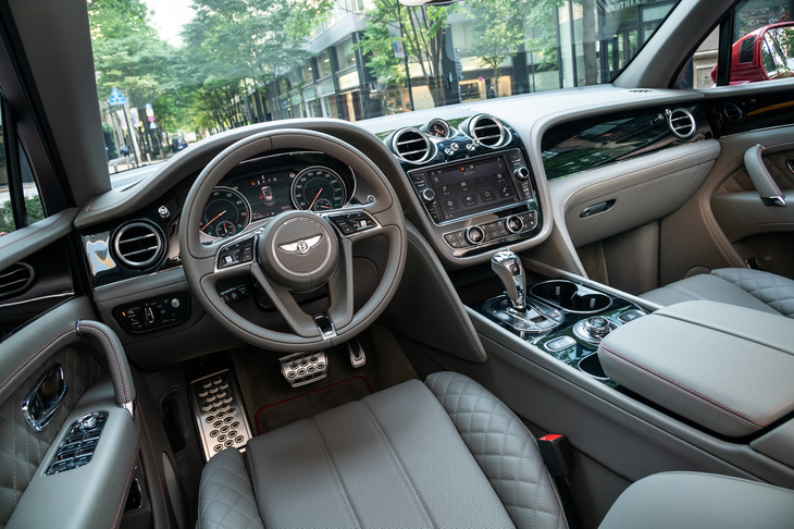 「ダブルウイング」と呼ばれるインストゥルメントパネルの造形は、「ベントレーウイング」エンブレムのイメージを発展させたもの。試乗車のインテリアカラーは「ポーポイズ」。