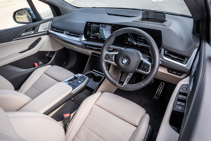 インストゥルメントパネルに、10.25インチの「マルチディスプレイメーターパネル」と10.7インチの「ワイドコントロールディスプレイ」を組み合わせた「BMWカーブドディスプレイ」を採用。従来型で分割されていた表示パネルを一体化し、存在感と視認性、操作性を高めたという。