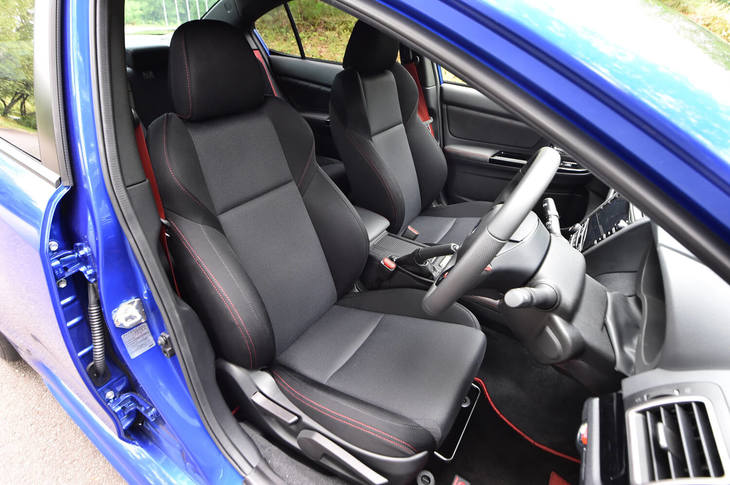 シート表皮については、もともとアルカンターラとトリコットの組み合わせだったものを、ファブリックとトリコットの組み合わせに変更し、軽量化を果たしている。