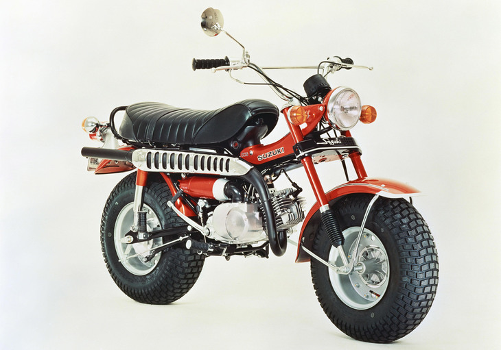 ドーナツを思わせる極太バルーンタイヤが特徴の「スズキ・バンバン」。1971年に登場した「90」（写真）を皮切りに、「50」「75」とラインナップを拡充。2002年には復刻モデルの「バンバン200」が登場している。