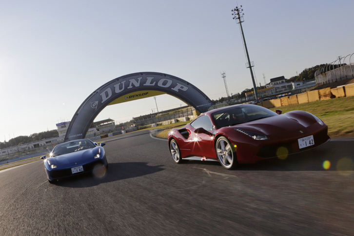 筑波サーキットのダンロップブリッジを抜け、続くコーナーへと向かう2台の「フェラーリ488」。その印象を山野哲也選手が語り尽くす。（photo：北畠主税）