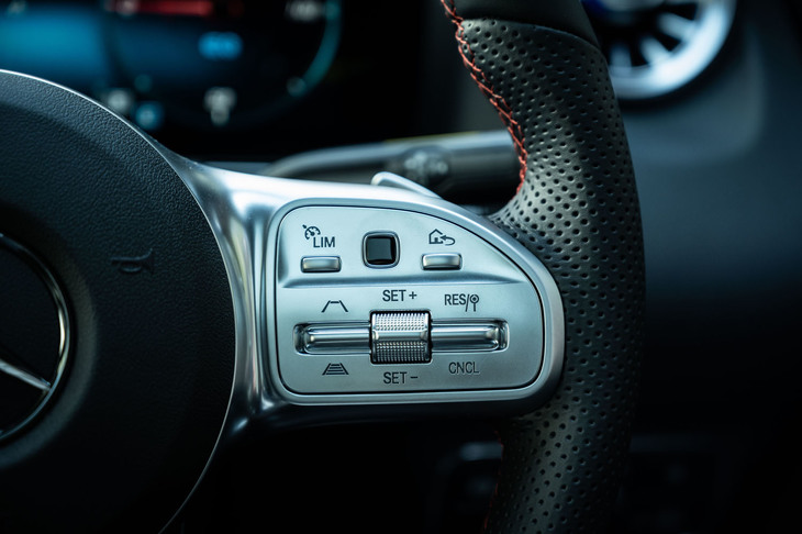 メルセデス・ベンツEQA250（ステアリングスイッチ）