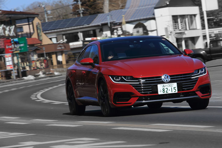 富士五湖有料道路を降りて、一般道で山中湖へ。ここで、都内の一般道で感じた表面の硬さがなくなっていたことに気付きました。あれはタイヤが新品同然だったから感じられたことなのか。しなやかさと一体感が出て、荒れた路面もやわらかく受け止めるようになっていました。