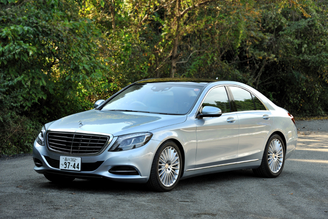 「メルセデス・ベンツS400ハイブリッド エクスクルーシブ」
    ボディーサイズ：全長×全幅×全高＝5120×1900×1495mm／ホイールベース：3035mm／車重：2050kg／駆動方式：FR／エンジン：3.5リッターV6 DOHC 24バルブ／モーター：交流同期電動機／トランスミッション：7段AT／エンジン最高出力：306ps/6500rpm／エンジン最大トルク：37.7kgm/3500-5250rpm／モーター最高出力：27ps／モーター最大トルク：25.5kgm／タイヤ：（前）245/45R19 （後）275/40R19／価格：1270万円