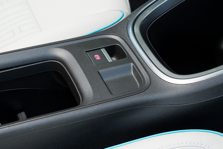 電気自動車の「600e」にはあるドライブセレクターが省略され、跡地はただのくぼみになっている。その代わり600eにはないステアリングパドルが備わっている。