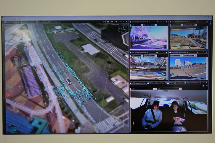遠隔管制センターでは、車両を俯瞰（ふかん）したような画面（写真左）や、車内の様子（同右下）などを高精細な映像で確認できる。
