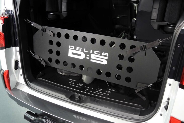 三菱デリカD：5 CHAMONIX SNOW GEAR（カーゴフェンス）