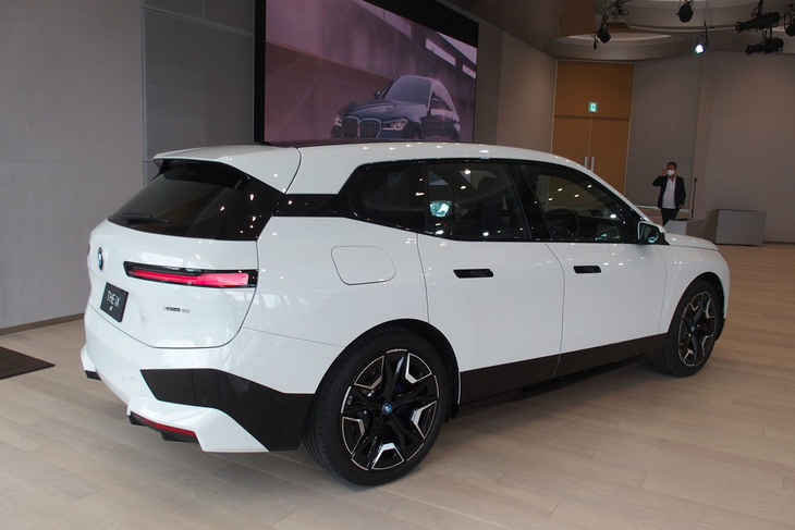 「 iX」のボディーサイズは全長×全幅×全高＝4953×1967×1695mm、ホイールベース＝3000mm。