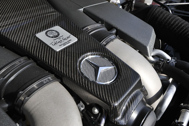 手作業で組み上げられるAMGのエンジン。ヘッドカバーに担当者のサインが刻まれたプレートが貼られる。