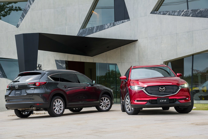 「マツダCX-8 XD Lパッケージ」（右）と「XDプロアクティブ」（左）。