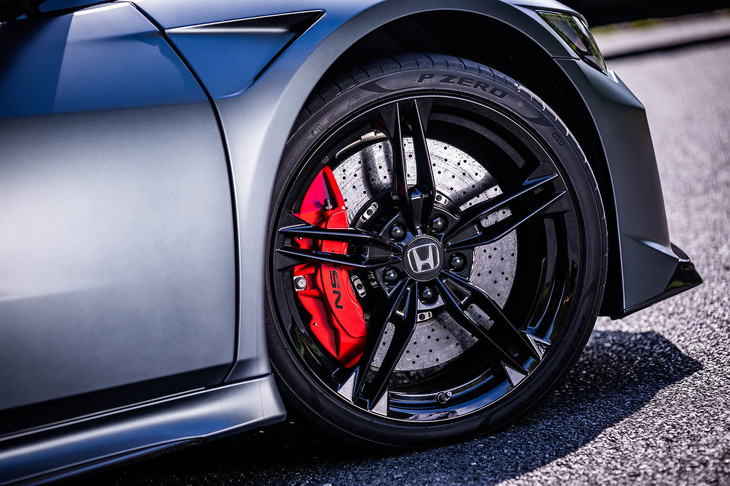 「NSXタイプS」専用となる「パフォーマンス5スポーク」鍛造ホイールは、シャークグレー（マットフィニッシュ）もしくは写真のベルリナブラック（ハイグロス）からカラーリングを選択可能。タイヤは専用設計されたフロント：245/35ZR19、リア：305/30ZR20サイズの「ピレリPゼロ」が装着される。