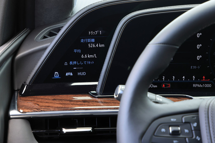 湾曲型OLEDディスプレイの左端に備わるトリップコンピューター。タッチスクリーンとなっており、HUDやメーター表示の操作もここで行う。