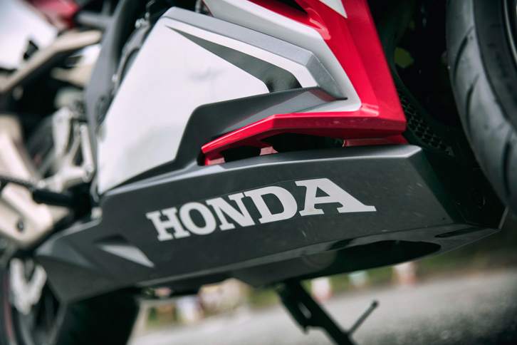 「CBR250RR」のデザインは、エッジの効いた複雑なカウル形状も特徴のひとつ。機能的な工夫も施されており、ロアカウルはエンジンまわりに積極的に空気を導き、冷却をサポートする形状となっている。