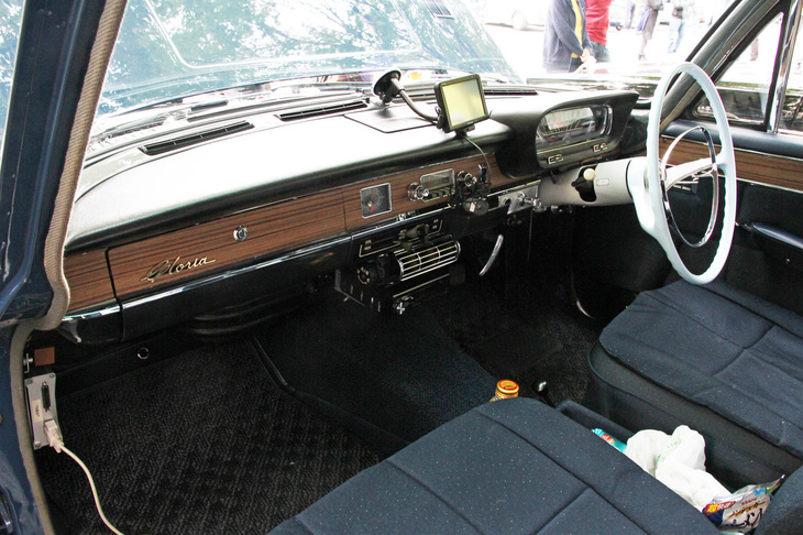室内をのぞき込んだところ、オリジナルとは異なる木目貼りのインパネやドアトリム、分厚いセパレートシートなどが目を引いた。これらは当時、3ナンバー車の自動車税が禁止税的に高額だったため、ごく少数しか売れなかった2.5リッターエンジン搭載の最高級グレード「グランド グロリア」用である。