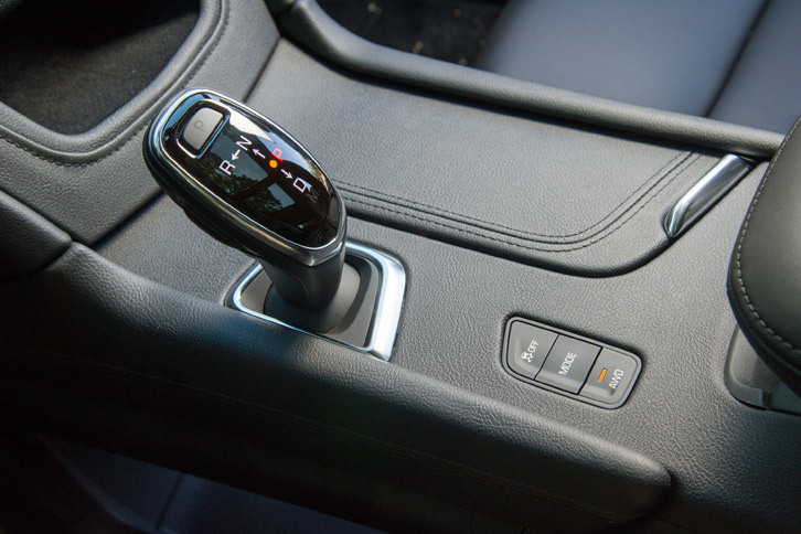 センターコンソールに備わる8段ATのシフトセレクターと、走行モード切り替えスイッチ。