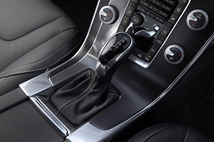 「R-DESIGN」専用デザインのシフトセレクター。「T6」エンジンには「D4」や「T5」と同じく、トルコン式8段ATが組み合わされる。