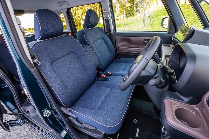 前席は運転席と助手席の座面が密着しており、両席の間にセンターコンソールはない。その代わり、収納ボックス付きのセンターアームレストが全車に装備される。