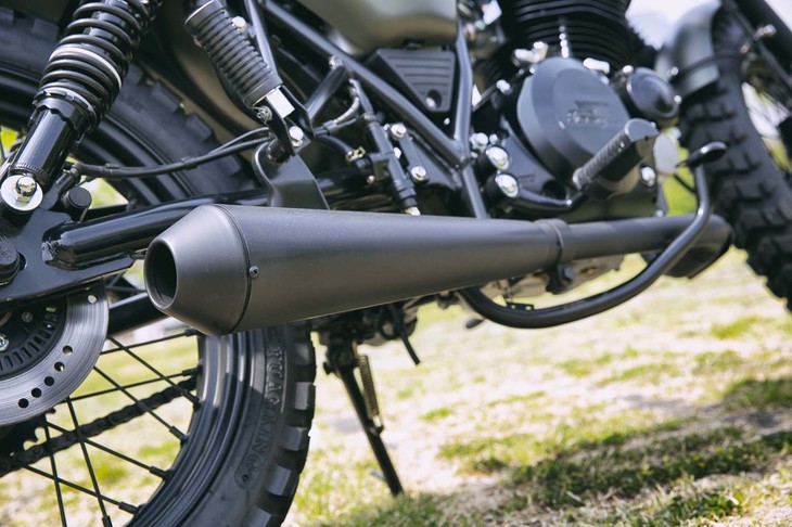 マットブラックのストレートサイレンサー。250ccクラスとは思えない勇ましいサウンドを響かせる。