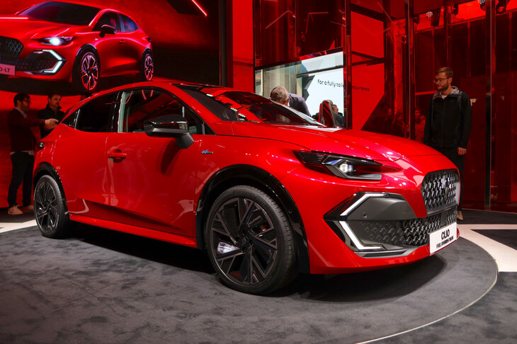 新型「ルノー・クリオ」。ボディーサイズは全長✕全幅✕全高＝4116✕1768✕1451mm。いずれも先代よりも拡大している。デザインは、2025年5月にステランティスに移籍した、ジル・ヴィダル氏の置き土産ともいえる。