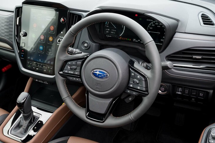 「プレミアムS：HEV EX」の運転席まわり。11.6インチのセンターディスプレイは全車に標準で採用。フル液晶メーターも「スポーツ」以外の全車に装備される。