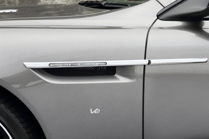 フロントフェンダーパネルに装着された「V12」のバッジ。