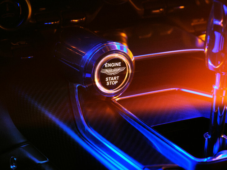 アストンマーティン・ヴァラー（スタートスイッチ）