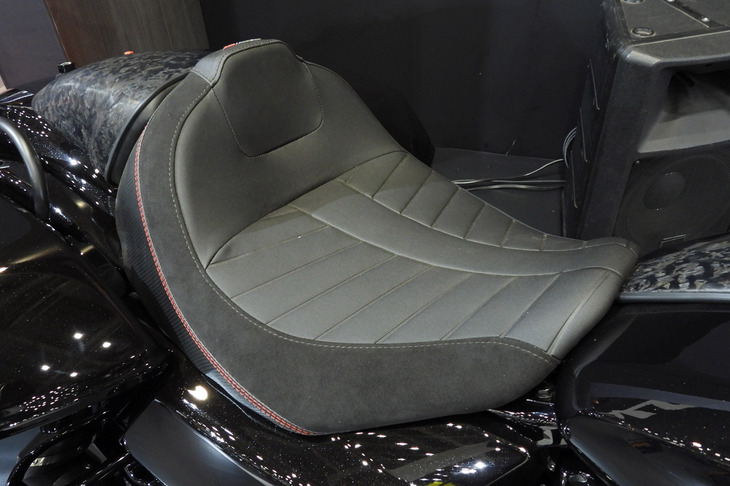 ハーレーダビッドソンCVOロードグライドST