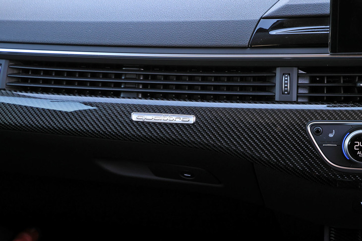 ダッシュボードに装着された「quattro」のバッジ。「RS 4アバント」にはセンターLSD付きのフルタイム4WDシステムが装備される。