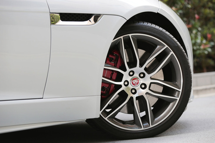 試乗車は、“6スプリットスポーク”が特徴の20インチアロイホイール（オプション）を装着していた。なお、標準では18インチのホイールが組み合わされる。