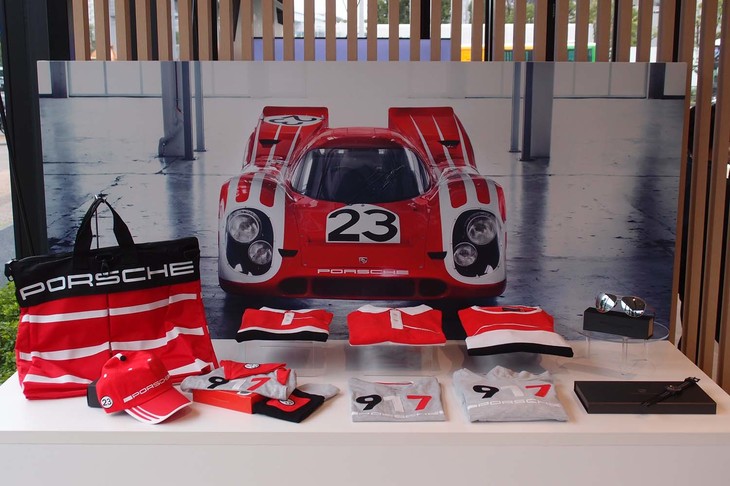 レッドのカラーが鮮やかな、「ザルツブルグコレクション」の品々。特に、写真左のヘルメットバッグは上質なつくりの割に求めやすい価格（1万1770円）で、買い物用のエコバッグとしても人気が高いという。