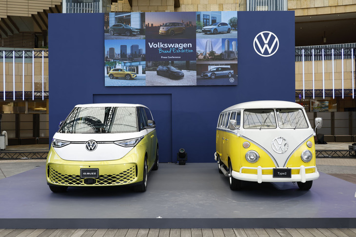 ステージに展示された「フォルクスワーゲンID.Buzz」（写真左）と「フォルクスワーゲン・タイプ2」（同右）。