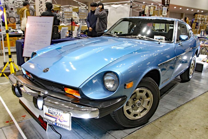 若干の補修塗装を除きペイントまでオリジナルで、走行2万4000マイル（約3万8000km）というBACKLASHの1976年「ダットサン280Z」。北米仕様の初代Z（S30）のほぼ最終型である。足元はアルミホイールに見えるが、純正のスチール＋アルミ風のホイールキャップ。価格は650万円。