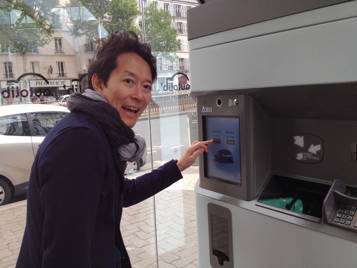 「オトリブ」の無人登録ステーションを試す筆者。2012年5月にパリで。