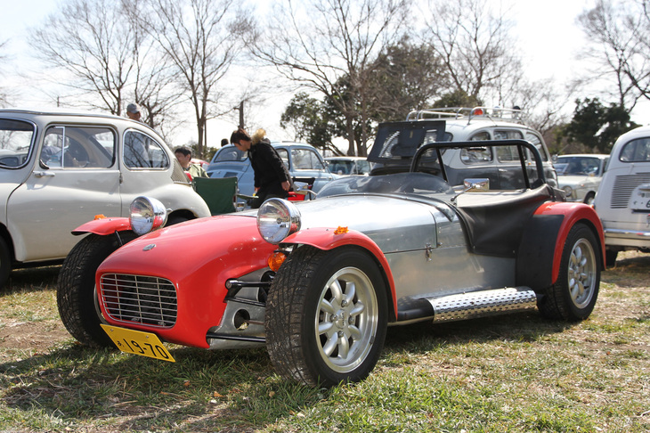 「ケータハム・セブン160」……ではなくて「フレイザー・クラブマンFC4」。ニュージーランドの「ロータス・セブン」のレプリカメーカーであるフレイザーの車体にスズキ製660cc直3ターボエンジンを積んだ軽規格のコンプリートカー。