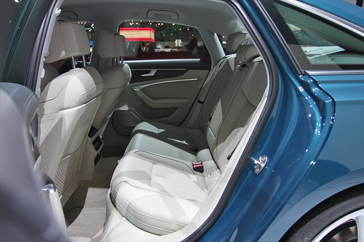 アウディA6 50 TDIクワトロ（リアシート）