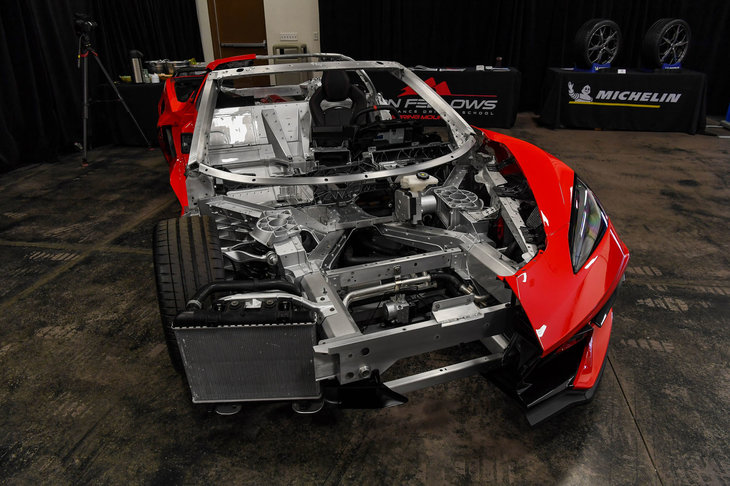 試乗会場に展示された「C8」のカットモデル。金属製の骨格に樹脂製のパネルを架装するという車体の“つくり方”は初代から変わらない。フレームの素材がスチールからアルミに変更されたのは、「C6」世代の「Z06」（2005年）からである。