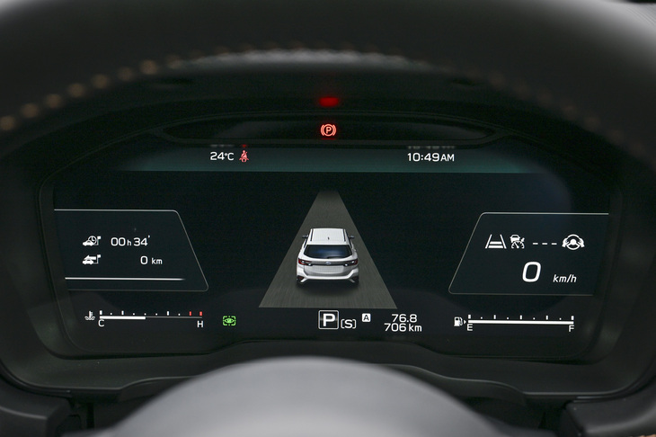 「レヴォーグ レイバック」のメーターパネル。12.3インチのフル液晶ディスプレイに円形のスピードメーターとタコメーターを表示する「ノーマル画面」、アイサイト関連の作動状態を大きくわかりやすく表示する「アイサイト画面」（写真）、ナビゲーション情報と連携する「地図画面」に加え、スマホと連動する「ナビアプリ画面」が表示できるようになった。この機能はスバルで初採用となる。