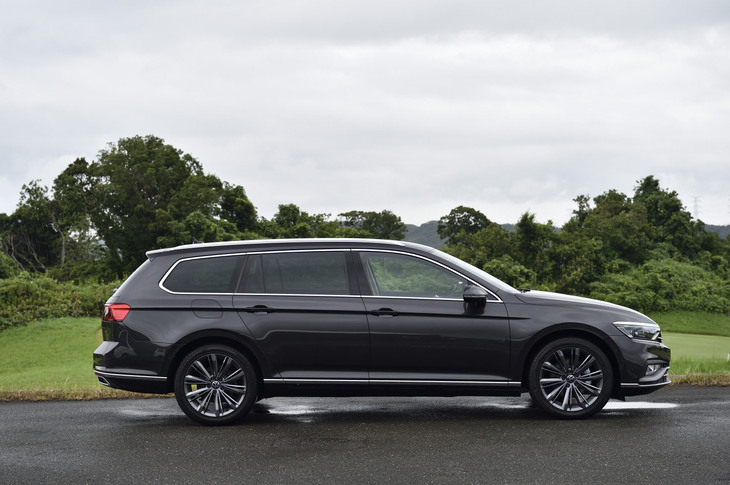 「パサートヴァリアントTSIエレガンス アドバンス」のサイドビュー。ボディーサイズは全長×全幅×全高＝4785×1830×1510mm、ホイールベースは2790mm。