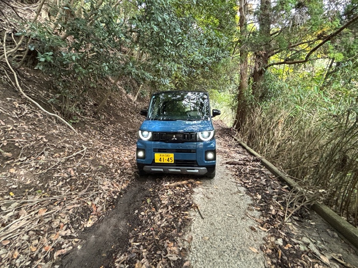 新しい「デリカミニ」は林道を走ってもなかなかいい感じだ。