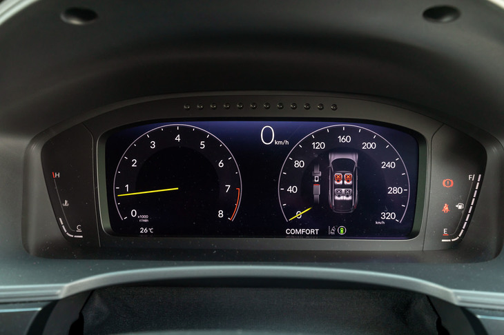 「コンフォート」および「スポーツ」モードでは、液晶メーターの表示はコンベンショナルな2眼式。指針の色は「タイプＲ」伝統の黄色で、速度計には320km/hまで目盛りがふられている。